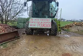Pancarte contestataire sur une machine agricole devant l’élevage de Pouilley-Français dont les 83 vaches ont été abattues le 2 décembre.  