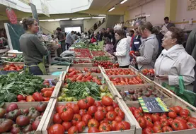 Vente directe de fruits légumes sur un marché de la Manche.