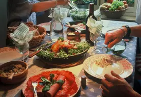 table avec différents plats