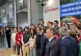 Le Premier ministre Sébastien Lecornu et les intervenants de la table ronde sur l’installation des agriculteurs, organisée ce jeudi 26 février au salon de l’agriculture à Paris. 