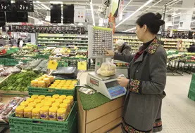 Rayon de fruits et légumes dans un supermarché