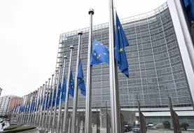 Les drapeaux européens devant le bâtiment de la Commission européenne à Bruxelles. 
