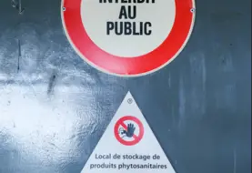 panneau interdit au publi et un autre dander pesticides affichés sur une porte