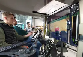 Un étudiant d’UniLasalle utilise le simulateur de conduite en cabine du jeu vidéo Farming Simulator développé avec AgriLab. 
