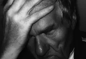 homme se tenant la tête dans la main
