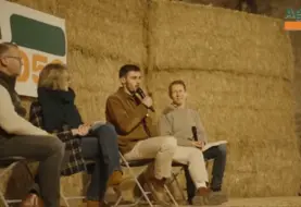 Tribune devant des bottes de paille avec des agriculteurs et Jean-Marc Jancovici