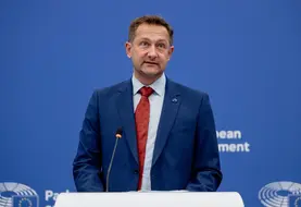 Christophe Hansen, commissaire à l’Agriculture, en octobre 2025 devant la presse