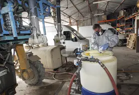 Préparation de la bouillie pour un traitement insecticide de la vigne dans la Marne. 