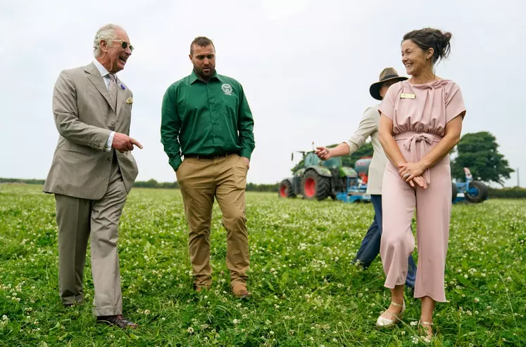 Le roi Charles III avec des agriculteurs