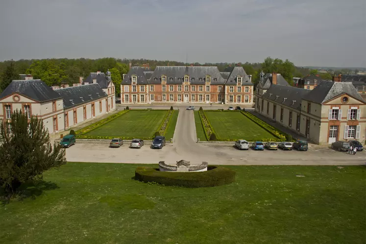 Altarea annonce la réhabilitation du château en un campus de séminaires, la constitution d’un pôle de développement économique tourné vers l’agriculteur et l’alimentation durable, mais aussi « une programmation résidentielle » et « une programmation touristique » avec un pôle gastronomique porté par un chef étoilé. 