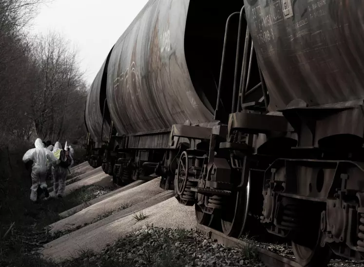 Un train de céréales deversé sur les voies ferrées.