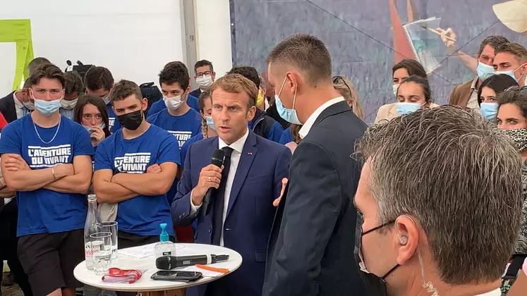 Emmanuel Macron avec des jeunes agriculteurs le 10 septembre 2021 à Terres de Jim
