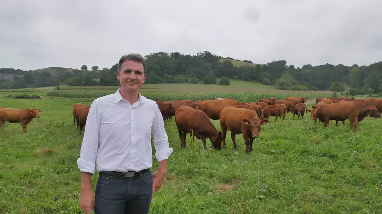 Eric Piolle, actuel maire de Grenoble, et candidat aux primaires écologistes souhaite que la filière de l’élevage se transforme pour aller davantage vers des fermes de petites tailles. 