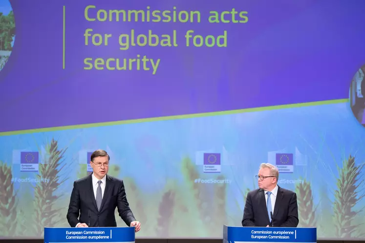 Valdis Dombroskis, vice-président exécutif de la commission européen, et Janusz Wojciechowski, commissaire européen à l’agriculture.