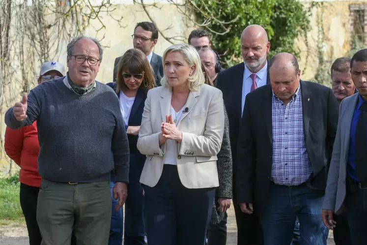 Marine Le Pen en campagne chez un céréalier dans l'Yonne.