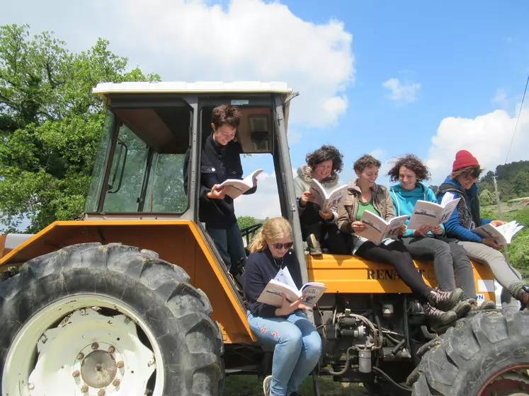 De gauche à droite : Céline Berthier (interviewée ici), Maud Benezit, Guilaine Trossat, Marion Boissier, Fanny Demarque, Florie Salanié, cinq agricultrices et une dessinatrice à l’origine de la BD « Il est où le patron ? ».