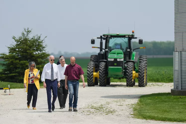 Joe Biden dans une ferme de l'Illinois le 11 mai 2022.