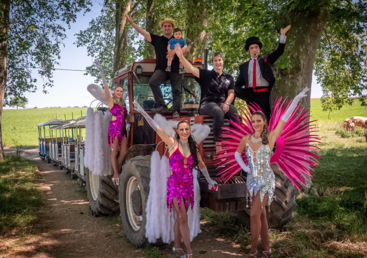 David et Laetitia Caumette avec les artistes sur le tractotrain dans leur ferme à Garrigues (81).