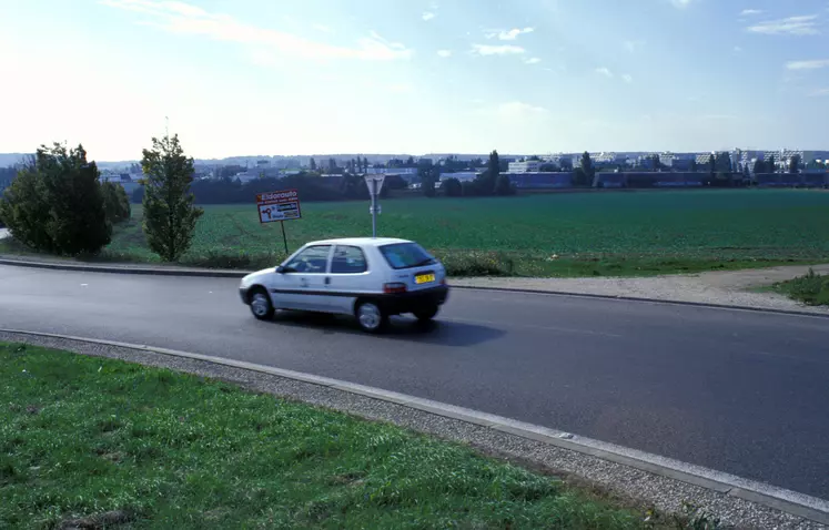 voiture sur une route de campagne