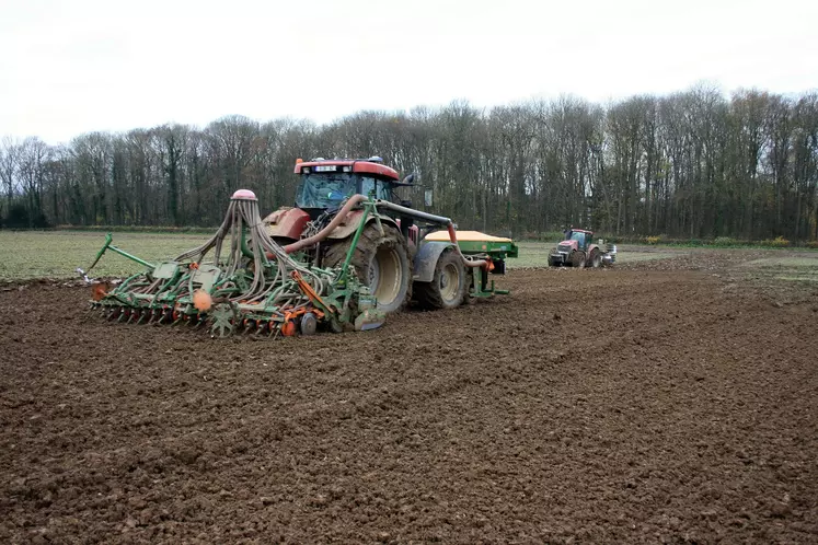 Tracteur réalisant des travaux de semis