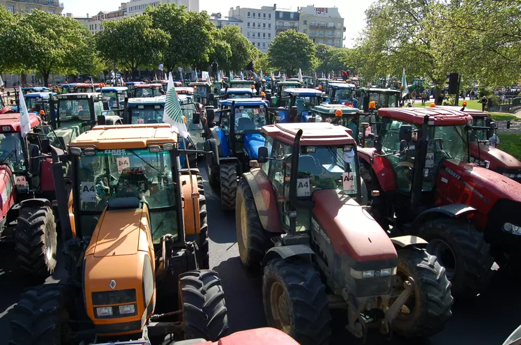 manifestation d'agriculteurs avec leurs tracteurs à Paris