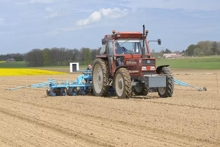 Agriculteur et son salarié lors des semis.