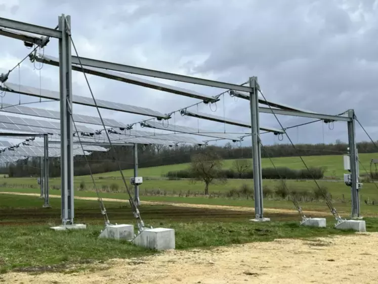 panneaux phovoltaïque sur terre agricole