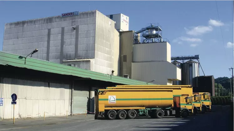 Camions Sanders devant une usine d'alimentation animale.