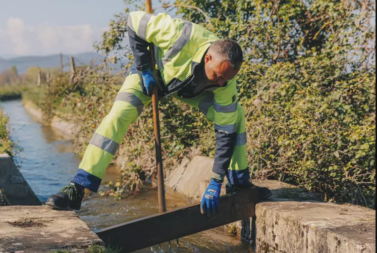 Julien, un agent de Réseau31, le service public de l’eau en Haute-Garonne, vient d’ouvrir les vannes, l’eau s’écoule le long du canal du Tuchan, issu du canal de Saint-Martory.
