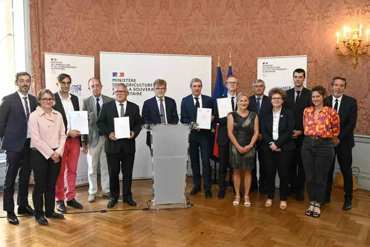 Remise à Marc Fesneau des trois rapports nationaux issus de la concertation autour du pacte et de la loi d'orientation et d'avenirs agricoles.