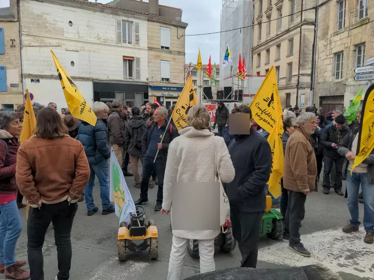 Militants anti-bassines devant le tribunal de Niort le 6 janvier.