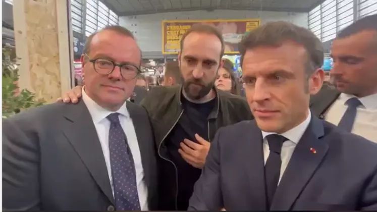 OIivier Damaisin, avec Edouard Bergeon et Emmanuel Macron le 25 février 2023 au salon de l'Agriculture.