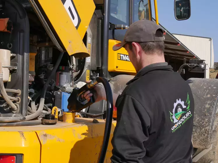 Remplissage d'une cuve de GNR d'un tracteur