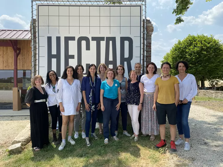 Groupe d'agricultrices en formation au campus Hectar cofondé par Xavier Niel et Audrey Bourolleau