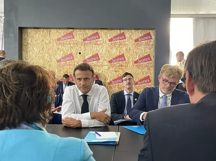 Emmanuel Macron et Marc Fesneau à Terres de Jim le 9 septembre avec les représentants du Caf.