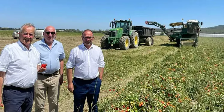 Pierre Rouault (Union centriste), Laurent Duplomb (LR) et Serge Mérillou (socialiste) trois sénateurs dans une exploitation agricole.