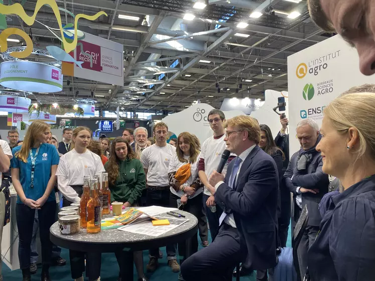 Marc Fesneau devant des élèves de grandes écoles agricoles publiques au salon de l'agriculture.