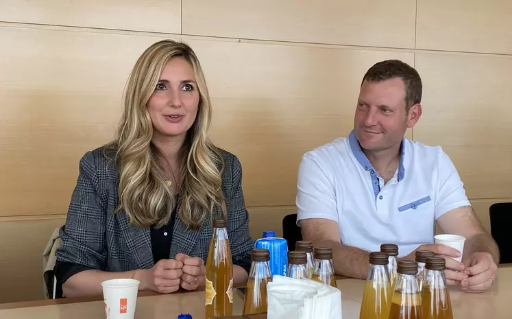 Marie Portolano, présentatrice, et Patrice Cougoureux, agriculteur et expert, dans les locaux de M6.