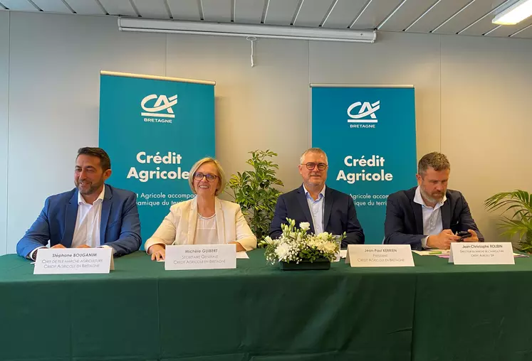 De gauche à droite : Stéphane Bouganim (chef de file marché de l'agriculture au Crédit agricole en Bretagne), Michèle Guibert (secrétaire générale de Crédit agricole en Bretagne), Jean-Paul Kerrien (président de Crédit agricole en Bretagne) et Jean-Christophe Roubin (directeur du marché de l'agriculture à Crédit Agricole SA), hier au Space.