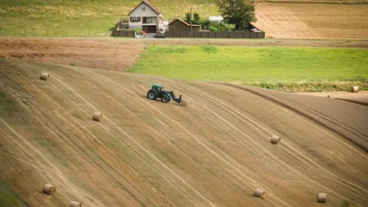 Travaux agricoles dans les champs