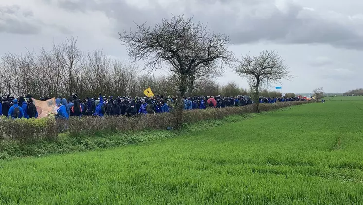 Manifestation contre la bassine de Sainte-Soline dans les Deux-Sèvres organisée par Les Soulèvements de la Terre