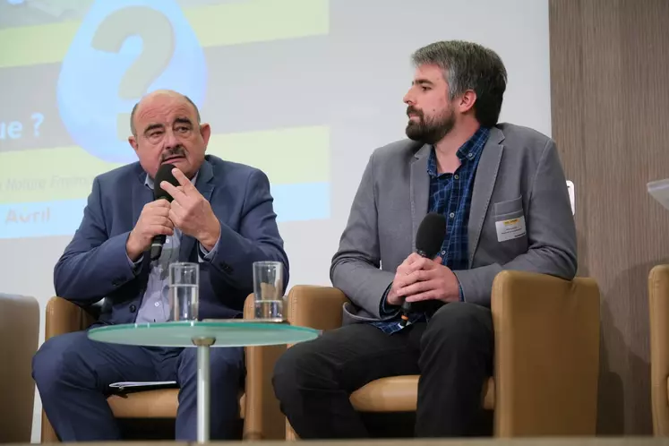 André Bernard, agriculteur et Alexis Guilpart, animateur à France Nature Environnement débattent sur les retenues d'eau.