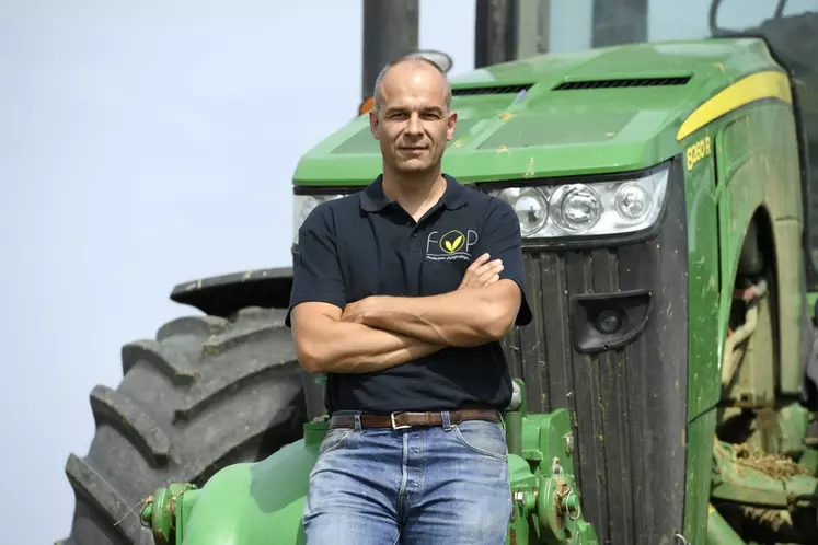 Arnaud Rousseau, président de la FNSEA, devant son tracteur agricole John Deere 8260R. 