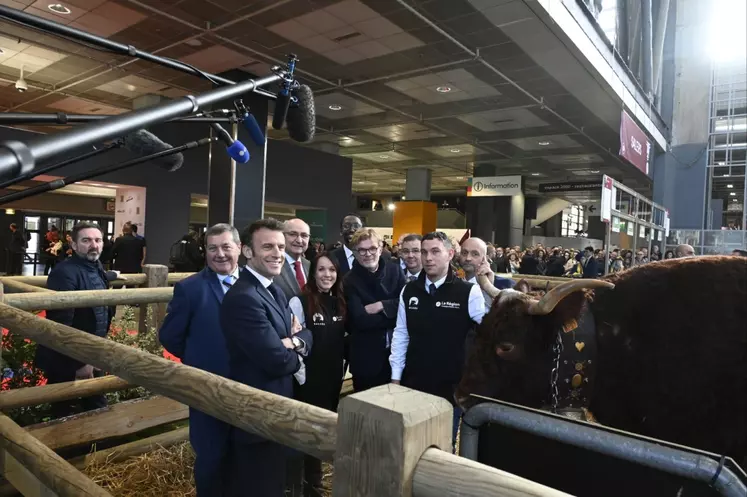 Emmanuel Macron avec Marc Fesneau devant Ovalie et ses éleveurs lors de l'inauguration du salon de l'agriculture.