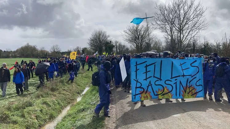 Les Soulèvements de la Terre à l'intiative de la manifestation contre le projet de bassine de Sainte-Soline.