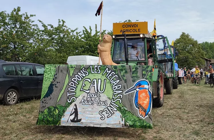 Tracteur participant au convoi de l'eau 