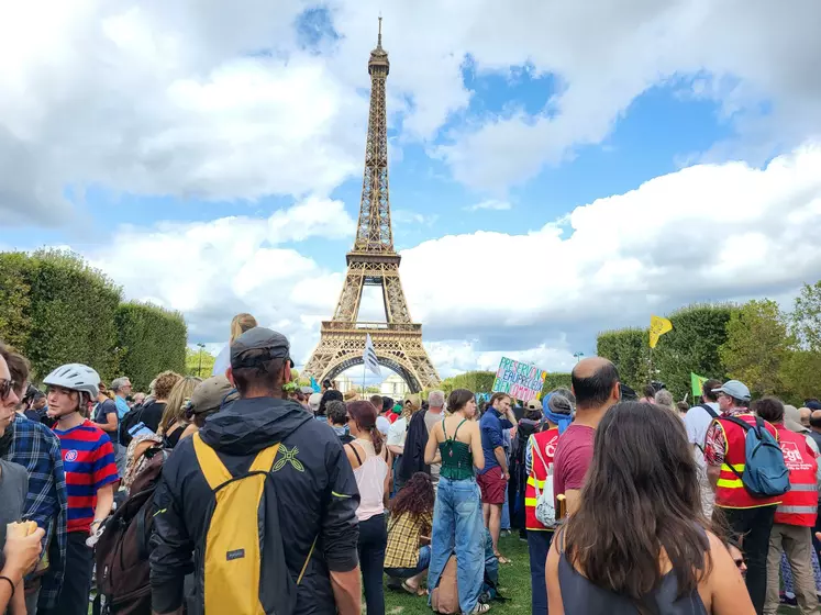 Arrivée du Convoi de l'eau le 26 août à Paris.