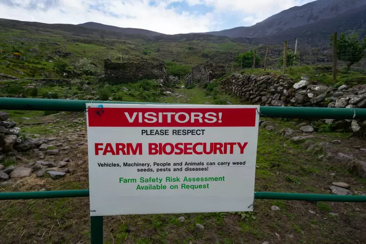Panneau à l'entrée d'une ferme prévenant des risques d'introduction d'espèces invasives.