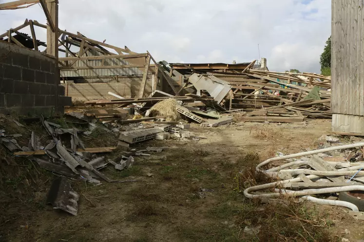 L'exploitation agricole de Bruno Bouvier, à Juvigné dans la Mayenne, ravagée par une tornade.