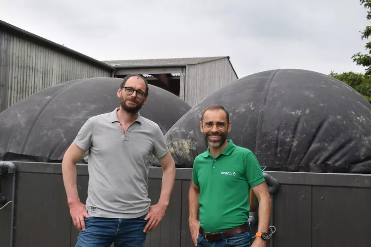 Benoît Darley et Alexandre Bougeant devant l'unité de micro-méthanisation